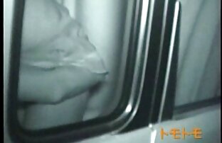 XXX گل میخ سکس با خاله کون گنده طاس shoves دیک ورزش ها در دهان و بیدمشک او در نزدیکی یک عکس با الگوهای