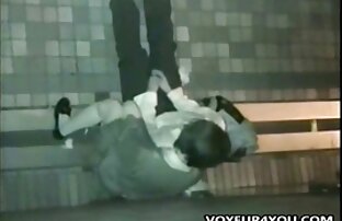 XXX شوهر copulates با همسر در جوراب ساق بلند سیاه و sex خاله سفید روی میز آشپزخانه