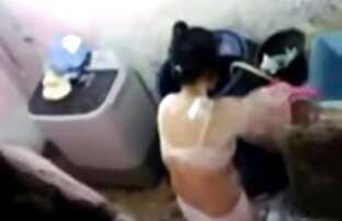 XXX یک مرد خاله وسکس fucks در یک فاحشه جوان در یک nightie سیاه و سفید و cums در نونوجوانان خود را