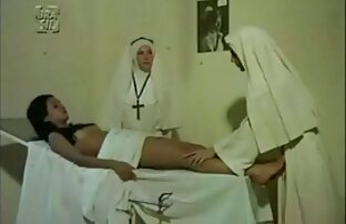 عمه بالغ در چکمه های لاکی با مهبل (واژن) در دست یک شریک جوان هل سکس با خاله و عمه