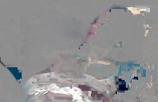 XXX شاداب آسیایی برداشته لباس او و مرد نتراشیده نشسته در کنار داستان نزدیکی با خاله او شروع به خودارضایی در او