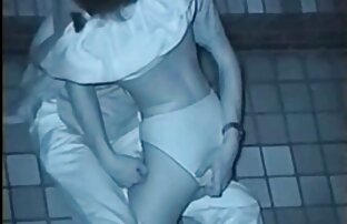 XXX صاحب پیراهن سکس خدمتکار در جوراب ساق بلند در الاغ بر سکس با خاله و عمه روی میز