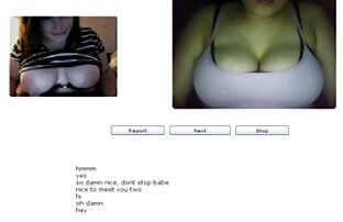 XXX مامان در جوراب ساق بلند نشسته گربه سکس با خاله و عمه بر روی صورت یک نوجوان لزبین