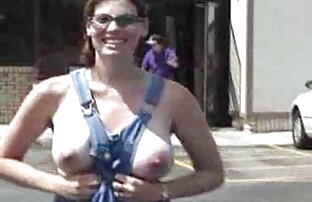 XXX ماساژ دهنده kneads بدن یک خاطرات سکس با عمه دختر برهنه و پاک روغن بر روی پوست ظریف