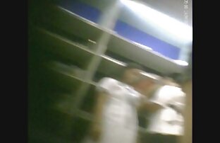 XXX مرد خوش تیپ شلوار سفید خود را برای ماساژ گرفت و یک خانم در موقعیت مسیحی در یک شمعدان دمار از داستان خوابیدن با خاله روزگارمان درآورد