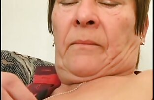 XXX لسبیین بزرگ در شورت سکسبا خاله آبی licks بیدمشک معشوقه او روی تخت