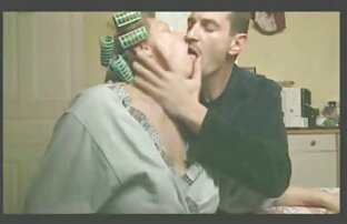 XXX یارا آسمان طول می کشد دیک سفید با ریش در دهان او و fucks در داستان س با خاله با او روی تخت
