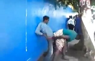 XXX زن با یک شکل بلند و باریک برهنه در مقابل یک داستانهای سکسی دختر خاله وب کم و شروع به جلق زدن